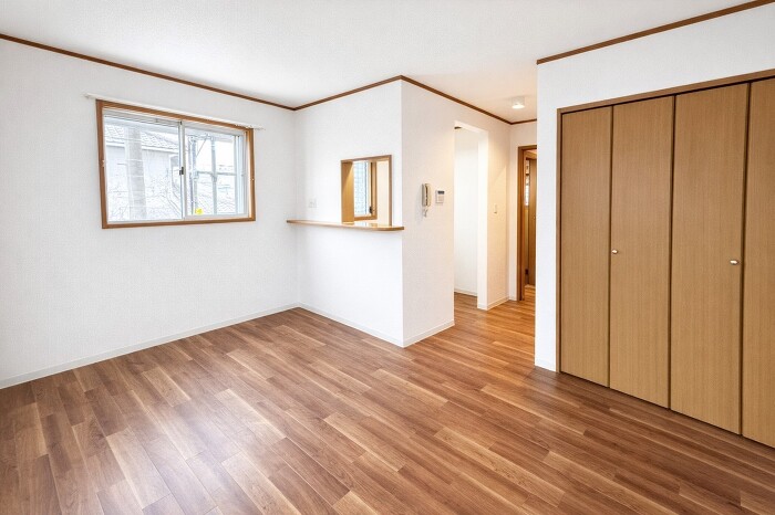 ���E���A